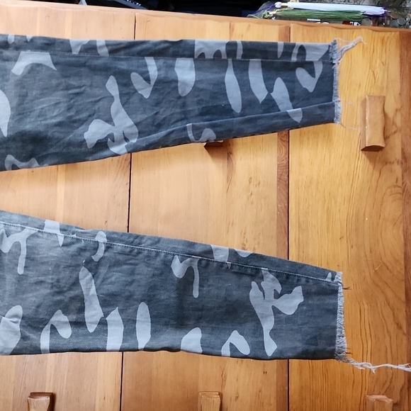 EUC Kut from the Kloth: Connie High-rise Ankle Skinny, Black/Gray Camo, Size 2 - Picture 2 of 9